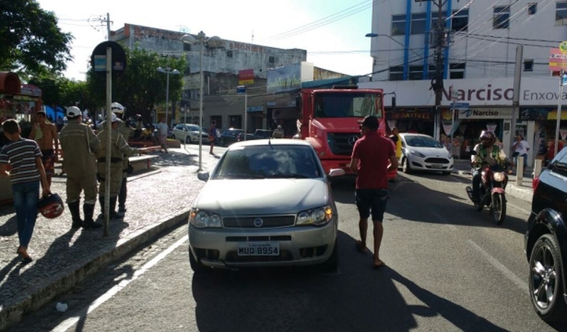 Sem dar preferência, condutores provocam acidente no Centro de Arapiraca