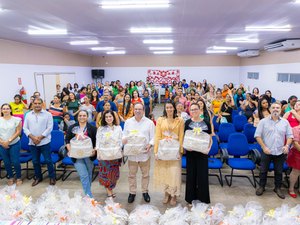 Prefeito Luciano comemora entrega de 300 enxovais já este ano às mães arapiraquenses