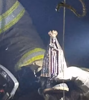Imagem de Nossa Senhora é encontrada intacta em casa destruída por incêndio