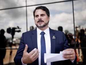 Senador Marcos do Val diz que Bolsonaro tentou coagi-lo a dar golpe e anuncia renúncia ao mandato