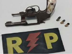 Adolescente de 17 anos é apreendido com arma de fogo e munições