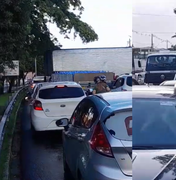 Carreta atola e causa congestionamento na Av. Durval de Góes Monteiro