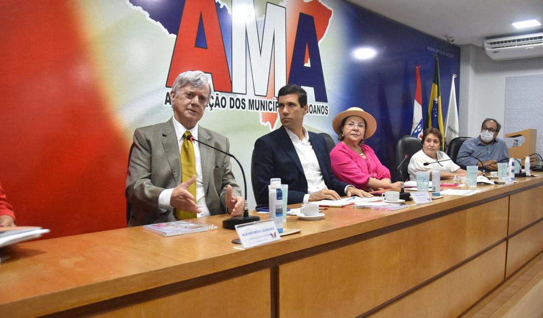 Governador Klever Loureiro mantém diálogo com prefeitos alagoanos em reunião na AMA