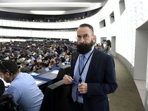 Político húngaro considerado homofóbico é flagrado durante orgia gay