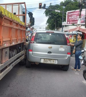 Motorista tenta ultrapassar e colide em caminhão de bebidas