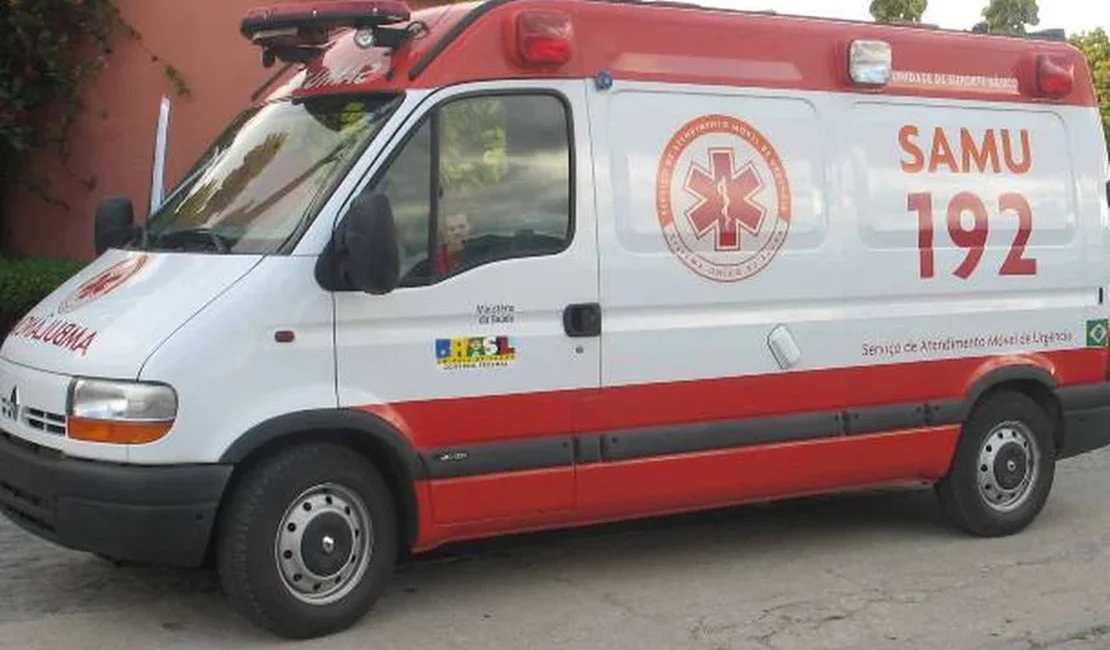 Motociclista fica ferido após colisão com carro em rotatória de Arapiraca