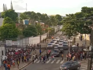 Confusão em escola do Barro Duro, em Maceió