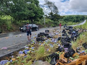 Dois homens morrem em tombamento de caminhão que carregava frutas