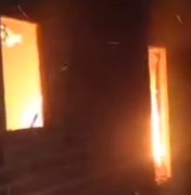 [Vídeo] Casa de suspeito de homicídio é incendiada por populares em Arapiraca