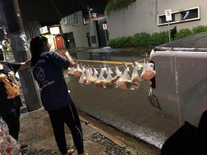 Lanches são deixados em varal para ajudar moradores de rua em SP