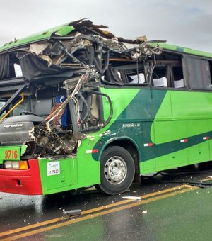 [Vídeo] Carreta e ônibus colidem em São Miguel dos Campos