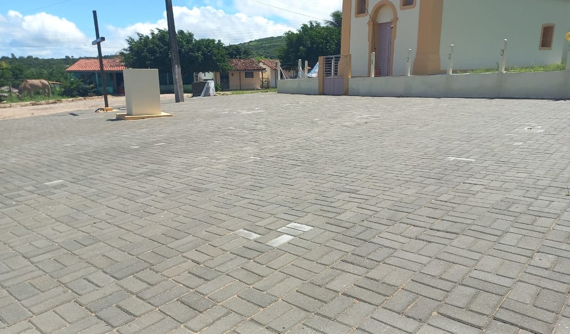 Prefeitura realiza manutenção na Praça do Riacho Santo, na zona rural de Palmeira dos Índios