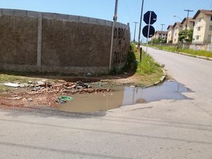 Moradores denunciam vazamento na Av. Galba Novaes de Castro