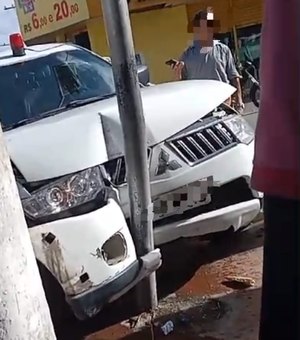 [Vídeo] Viatura avança sinal, provoca acidente e destrói carro de aplicativo no Centro