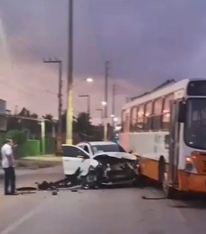 Carro e ônibus colidem na AL-105 no município de São Luís do Quitunde