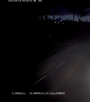 Vídeo flagra momento em que carro de sargento da PM colide com caminhão na BR-104, em Branquinha