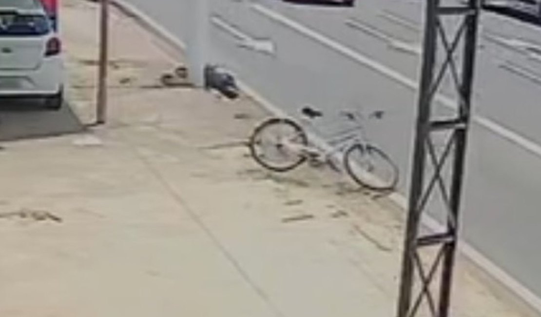 Câmeras flagram atropelamento de ciclista na Avenida Comendador Leão