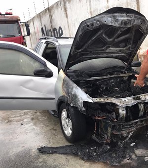 Carro pega fogo e fica parcialmente destruído em via pública de Maceió