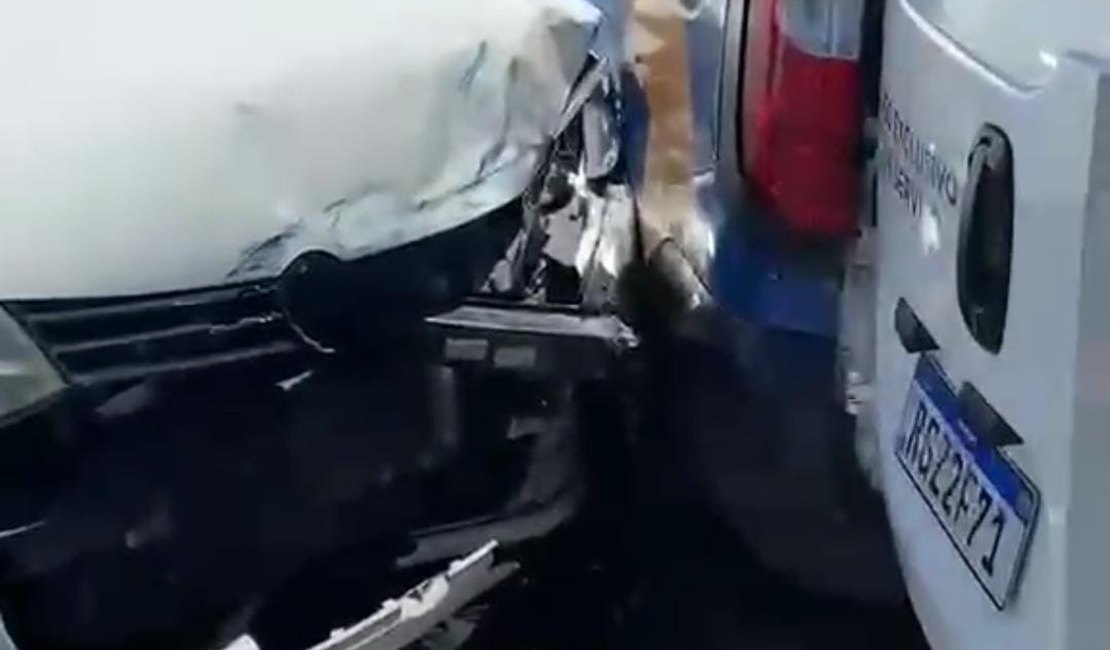 Acidente entre carro e ambulância deixa uma mulher ferida na Av. Fernandes Lima