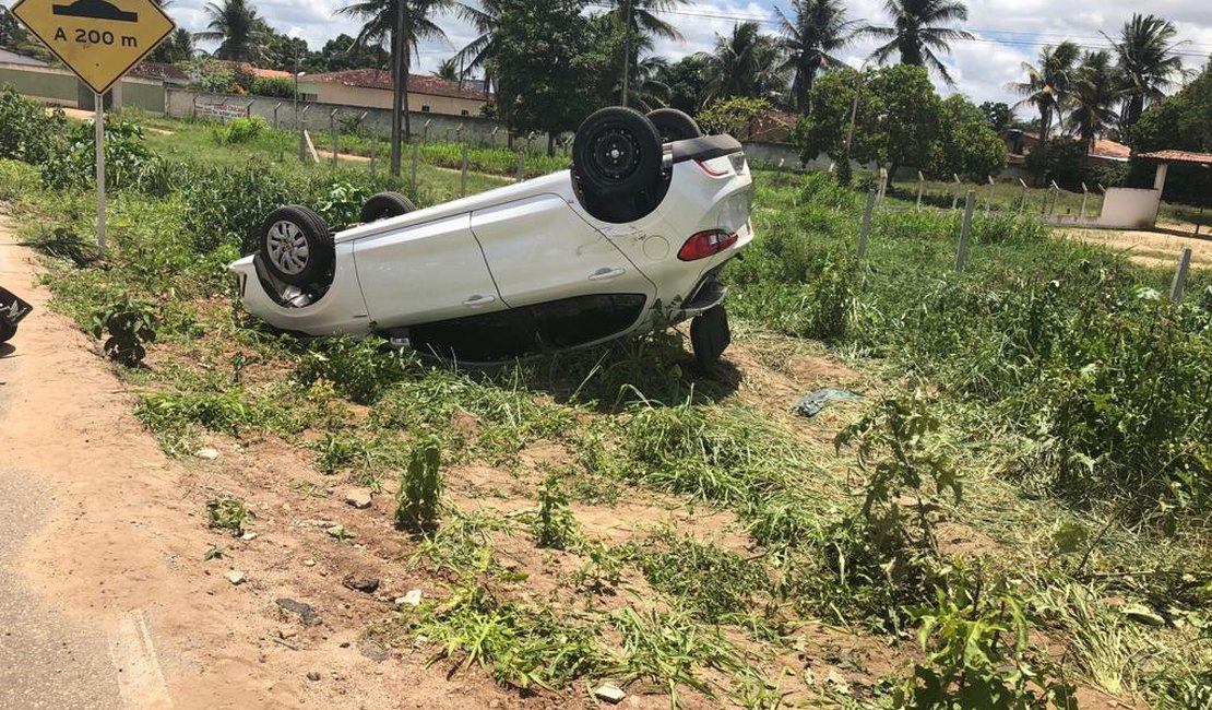 Motorista perde controle e capota veículo na AL 220, em Limoeiro de Anadia