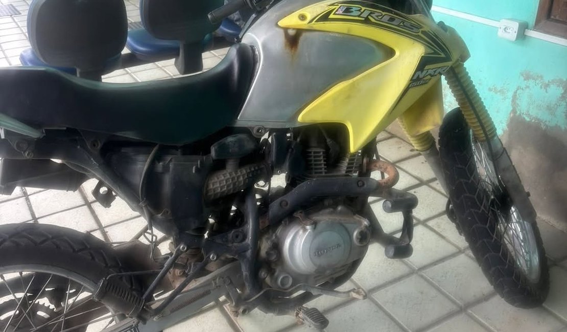 Motociclista é preso por direção perigosa e irregularidades no bairro Fernão Velho