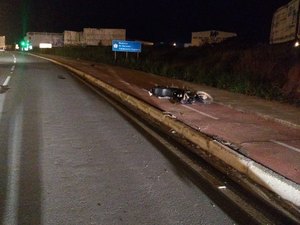 Motociclista perde controle e tomba na AL 110, em Arapiraca