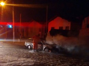 [Vídeo] Carro pega fogo e deixa moradores assustados em residencial no Agreste