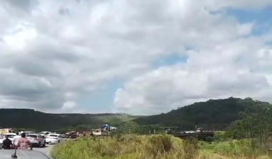 Colisão entre carros deixa pessoas feridas na Usina Cachoeira do Meirim