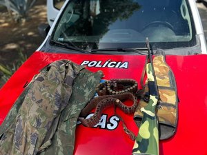 Homem embriagado é preso com espingarda após agredir a companheira em Pão de Açúcar