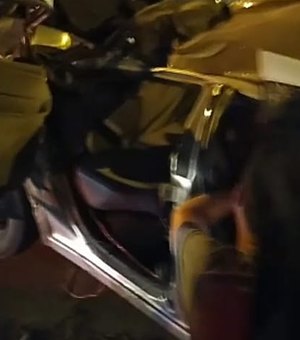 Homem é jogado para fora do carro após capotar na Avenida Durval de Góes Monteiro