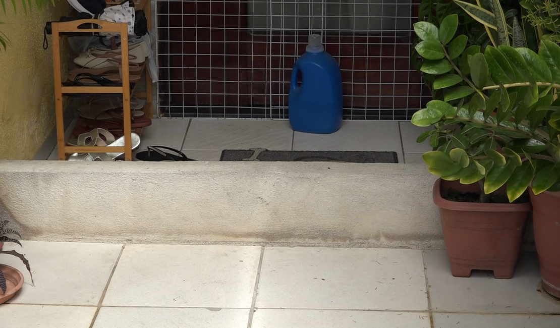 [Vídeo] Moradores denunciam alagamentos recorrentes em rua no bairro do Prado