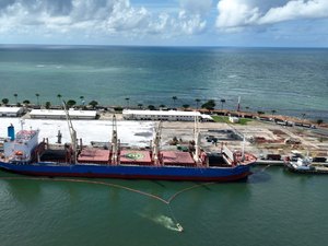 Empresa nega contaminação por petcoque no Porto de Maceió após autuação do IMA