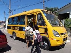 Disparo atinge ônibus escolar, mas ninguém fica ferido