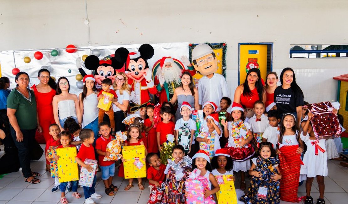 Crianças vivem a magia do natal e recebem presentes do Papai Noel com campanha do Viver Melhor