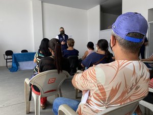 Prefeitura de Maceió entrega 50 alvarás de funcionamento a comerciantes informais