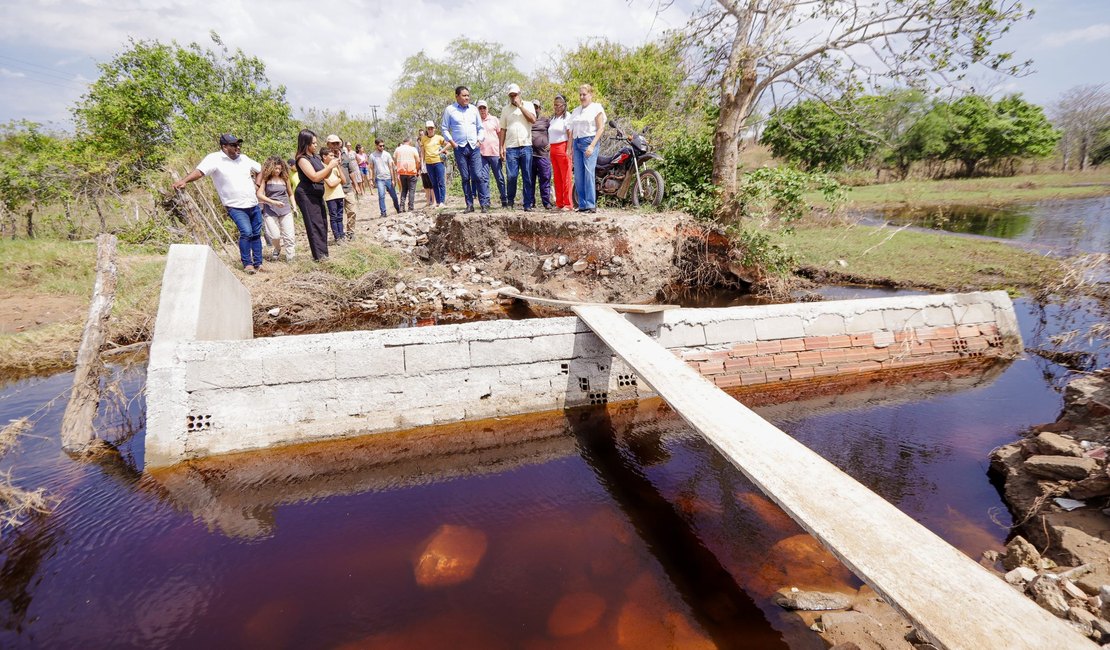 Prefeita de Palmeira visita pontes destruídas pelas chuvas e determina reparos imediatos