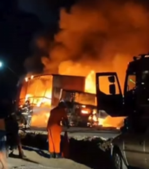 Carreta pega fogo e fica destruída em incêndio no Conjunto Antônio Lins em Rio Largo