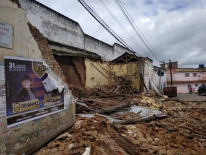 [Vídeo] Galpão ao lado da prefeitura de Palmeira desaba na manhã desta quinta (15)