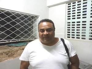 No interior, blogueiro é ameaçado com facão por primo da primeira-dama