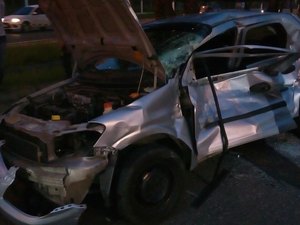 Após avançar sinal vermelho, caminhão colide com carro e condutor foge do local