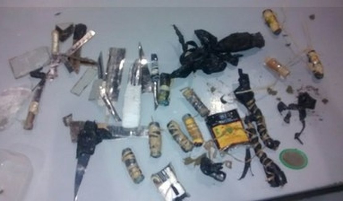 [Vídeo] Arsenal de facas e drogas são encontrados em revista no presídio do Agreste
