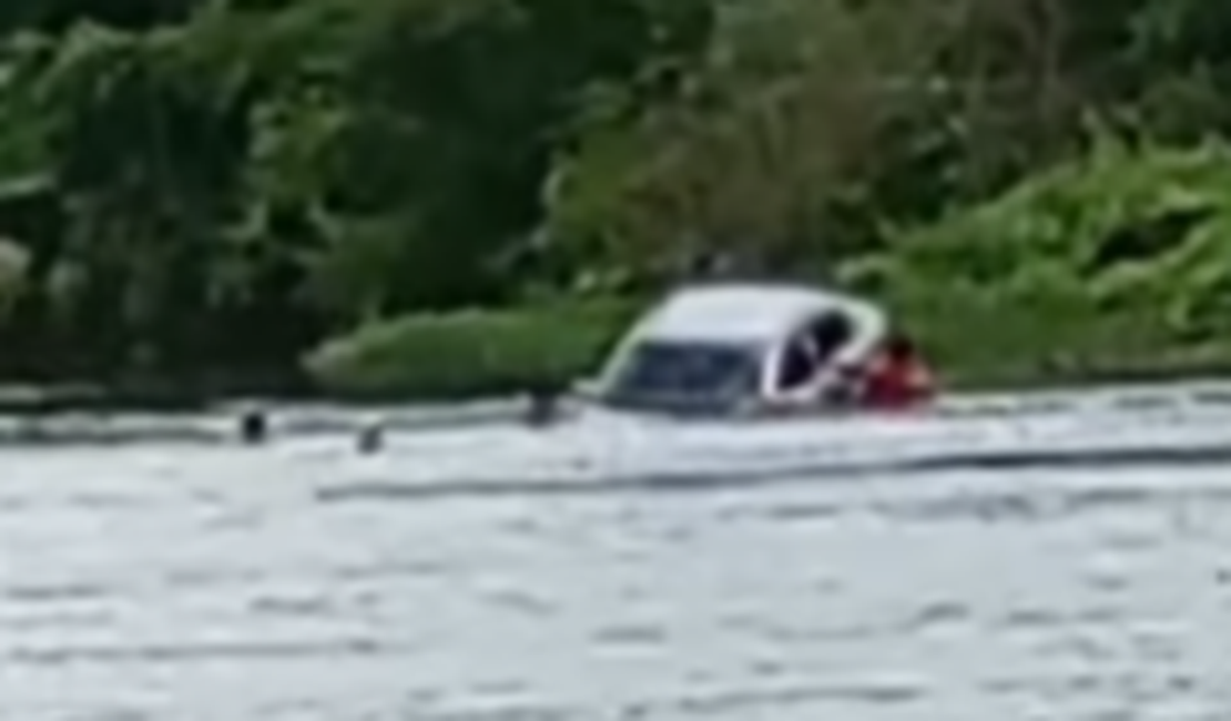 Travessia arriscada termina com carro levado pela água em Santana do Ipanema
