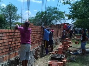 Jaciobá faz mutirão para construção de muro no Estádio Elisão