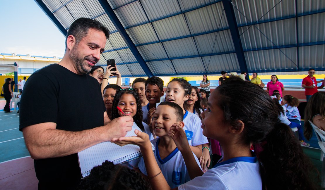 Governador entrega reforma de escola no Dique Estrada