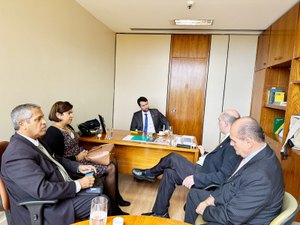 Daniel Barbosa debate universalização do transporte de estudantil, em encontro com reitor da Ufal
