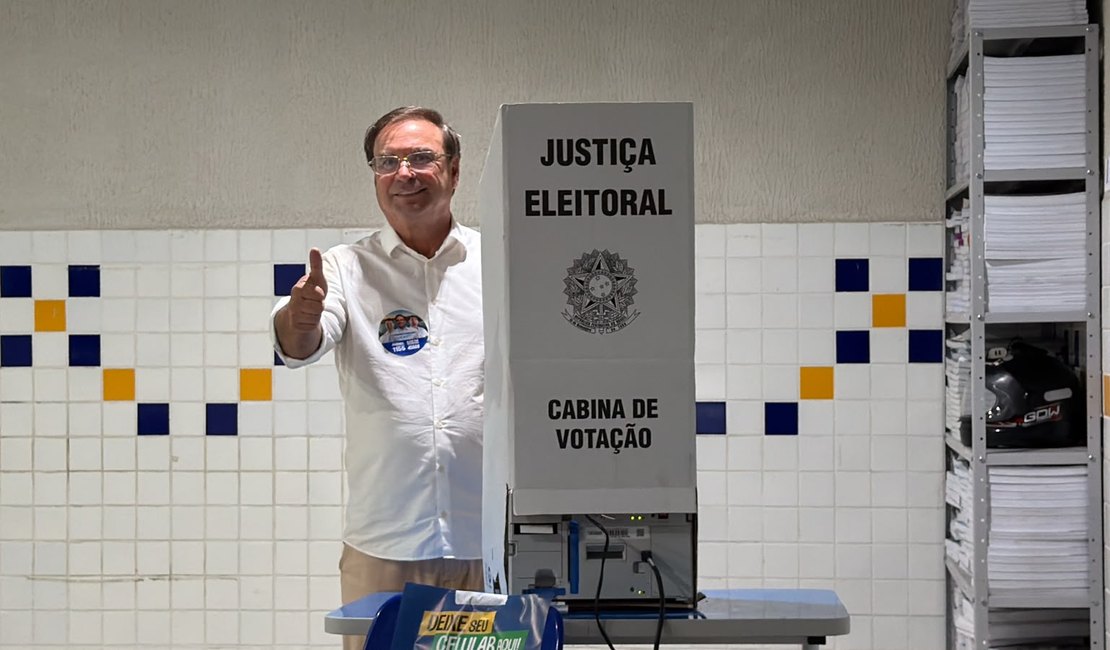 Prefeito Luciano Barbosa vota no Colégio Costa Rêgo, em Arapiraca
