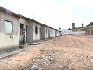 [Vídeo] Casas abandonadas em Junqueiro desde 2013, são ocupadas por sem-teto