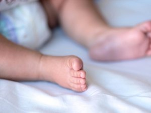 Mãe é presa por tentar matar bebê de oito meses asfixiado em Maceió