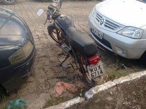 Após tumulto, polícia apreende moto com registro de roubo na Pajuçara
