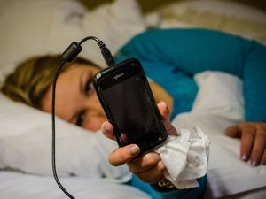 Duas mulheres tiveram cegueira temporária depois de usarem seus celulares na cama